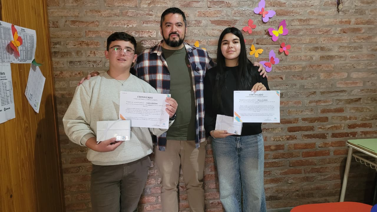 Jóvenes talentos dejan su huella en FM Llambi 87.9: energía y pasión por la comunicación